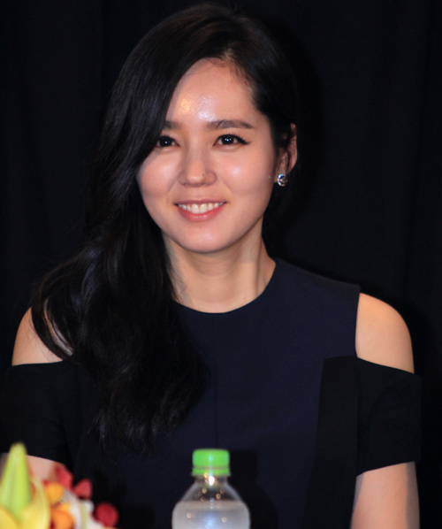 Han Ga In ghen tỵ với các bạn trẻ Việt - 7