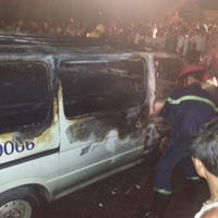 Tin tức trong ngày - Xe chở gỗ lậu bốc cháy, tài xế bỏ chạy