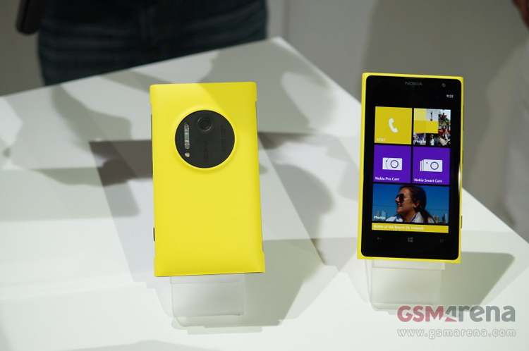 Nokia Lumia 1020 đang trở thành chủ đề được bàn tán nhiều nhất trên khắp các trang công nghệ của thế giới, sau khi được Giám đốc điều hành Stephen Elop công bố vào lúc 22h ngày 11/7, tại New York.