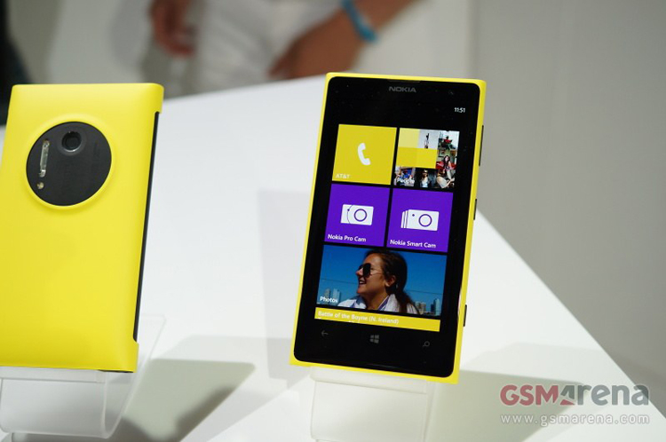 Chiếc smartphone cao cấp này của Nokia được trang bị hệ điều hành Windows Phone 8 của Microsoft.