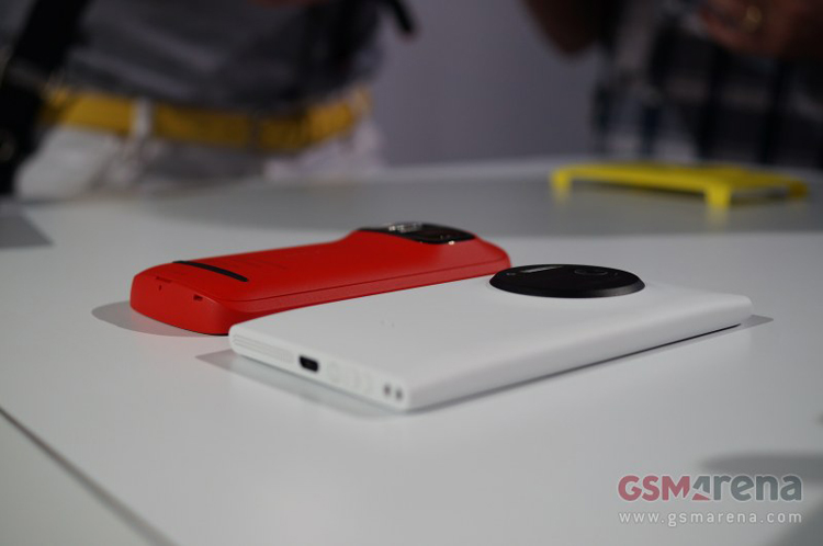 Chiếc smartphone Lumia 1020 được tích hợp công nghệ ổn định quang học cho camera 41MP cho phép nó chụp đồng thời 2 ảnh 40MP và 5MP cùng một lúc. Đây là một cải tiến hơn hẳn so với cảm biến 41MP trên chiếc 808 PureView khi chỉ có thể chụp một chế độ tại một thời điểm.