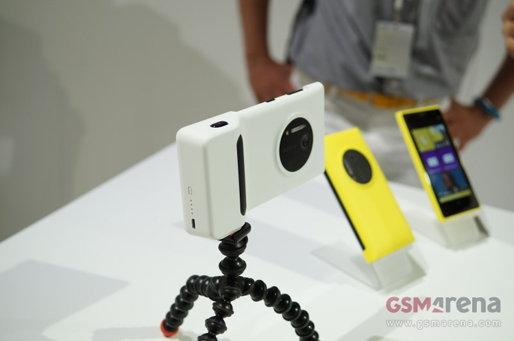 Lumia Nokia 1020 được trang bị dung lượng 2000mAh và hỗ trợ sạc không dây thông qua một gói phụ kiện (mua riêng) gọi là Camera Grip cho phép người dùng gắn nó vào lưng máy làm cục sạc di động và báng cầm chụp ảnh. Theo nhà sản xuất Phần Lan khẳng định, điện thoại Lumia 1020 có khả năng cung cấp thời gian chờ lên đến 16 ngày và cung cấp thời gian đàm thoại liên tục là 13,3 giờ. Phát video và nghe nhạc liên tục ở ngưỡng 6,8 và 63 giờ.