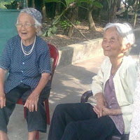 Tin tức trong ngày - Cảm động hai cụ bà chung chồng chăm nhau