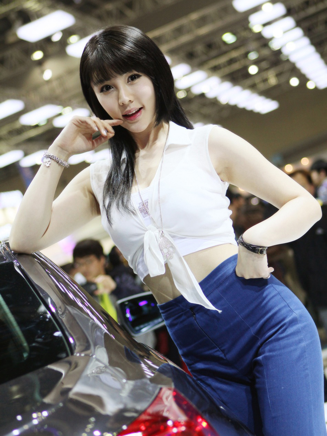 Vẻ đẹp mỹ miều và trong sáng của mỹ nhân Hàn bên chiếc Chevrolet dễ khiến khách thăm quan triển lãm bị hớp hồn.