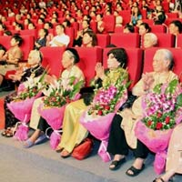 Tin tức trong ngày - Ai cấm mẹ VN anh hùng thi đại học?