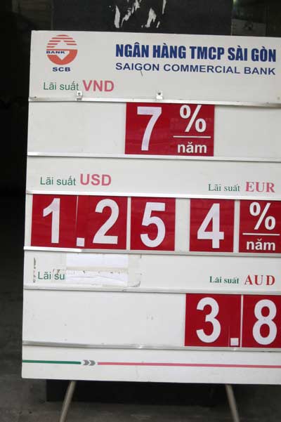 Ngân hàng hạ lãi suất mỗi nơi một kiểu - 8