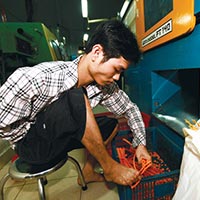 Bạn trẻ - Cuộc sống - Một tay bao bọc cả gia đình