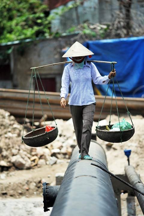 Người dân Hà Nội "làm xiếc" trên sông - 4