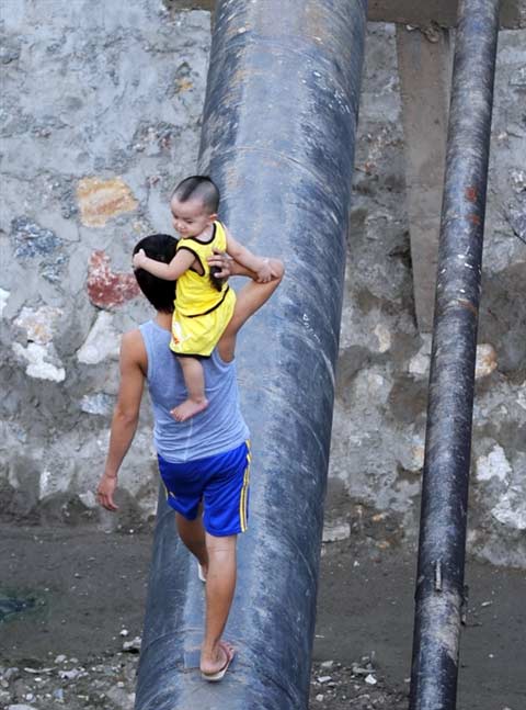 Người dân Hà Nội "làm xiếc" trên sông - 5