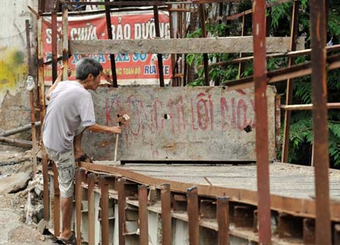 Người dân Hà Nội "làm xiếc" trên sông - 6