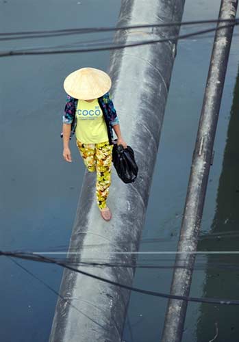 Người dân Hà Nội "làm xiếc" trên sông - 7