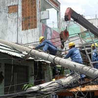 Tin tức trong ngày - Gãy trụ điện, nhiều người hút chết