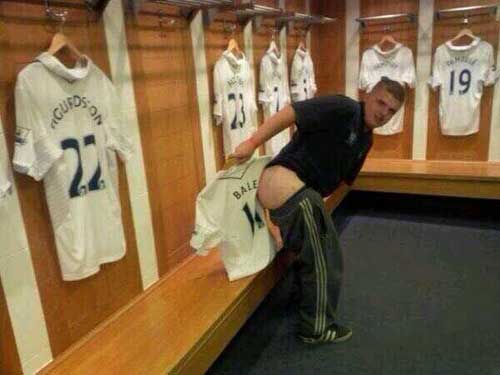 Fan cuồng coi áo Bale như giấy vệ sinh - 1