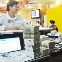 Kinh doanh - Hạ lãi suất quá đà: Coi chừng