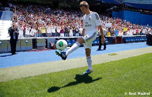 “Tiểu Alonso” chính thức ra mắt tại Real - 4