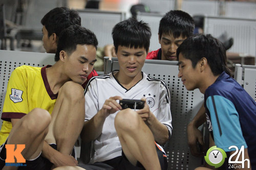 Fan VN trắng đêm đợi Arsenal ở Nội Bài - 6