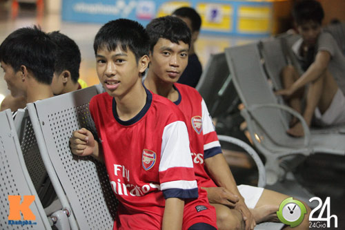 Fan VN trắng đêm đợi Arsenal ở Nội Bài - 7