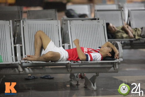 Fan VN trắng đêm đợi Arsenal ở Nội Bài - 3