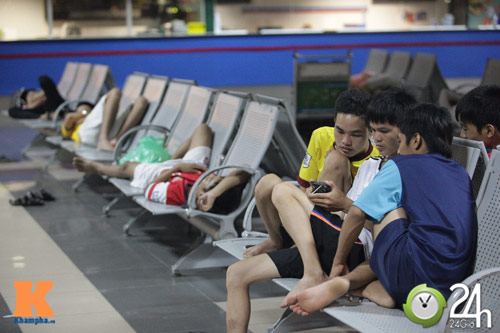 Fan VN trắng đêm đợi Arsenal ở Nội Bài - 2