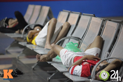 Fan VN trắng đêm đợi Arsenal ở Nội Bài - 4