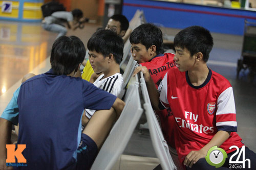 Fan VN trắng đêm đợi Arsenal ở Nội Bài - 5