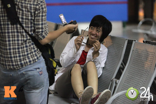 Fan VN trắng đêm đợi Arsenal ở Nội Bài - 8