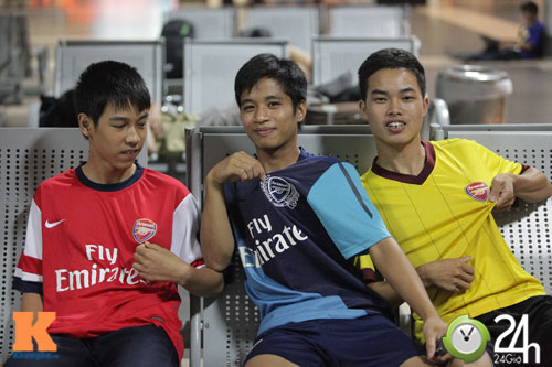 Fan VN trắng đêm đợi Arsenal ở Nội Bài - 9