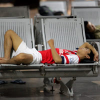 Bóng đá - Fan VN trắng đêm đợi Arsenal ở Nội Bài