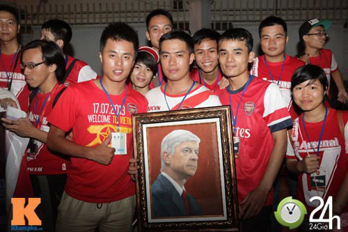 Fan VN trắng đêm đợi Arsenal ở Nội Bài - 12