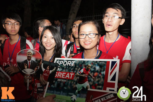 Fan VN trắng đêm đợi Arsenal ở Nội Bài - 10