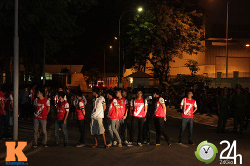 Fan VN trắng đêm đợi Arsenal ở Nội Bài - 13