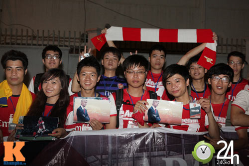 Fan VN trắng đêm đợi Arsenal ở Nội Bài - 14