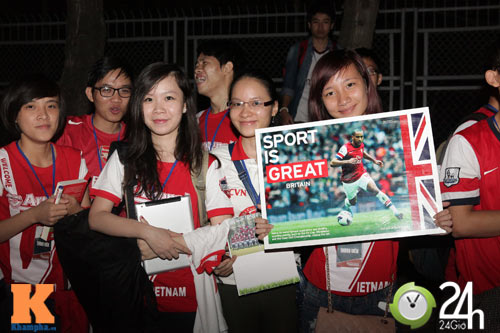 Fan VN trắng đêm đợi Arsenal ở Nội Bài - 11