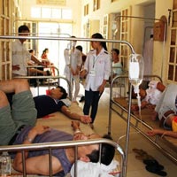 Tin tức trong ngày - Hơn 40 du khách nhập viện sau bữa ăn tối