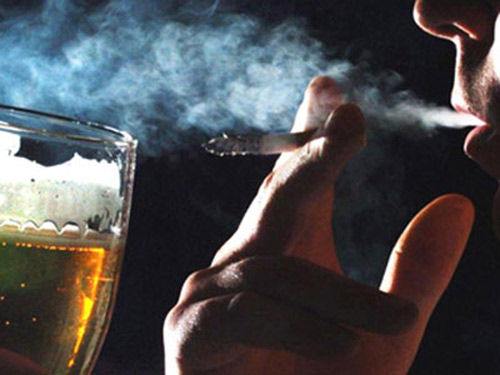 Rượu, thuốc lá khiến não lão hóa nhanh hơn - 1