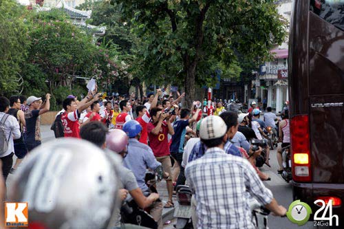 Fan Việt khiến Arsenal "thót tim" - 8