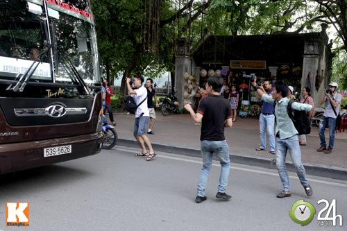 Fan Arsenal làm "náo loạn" hồ Gươm - 3