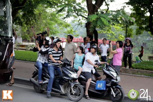 Fan Arsenal làm "náo loạn" hồ Gươm - 6