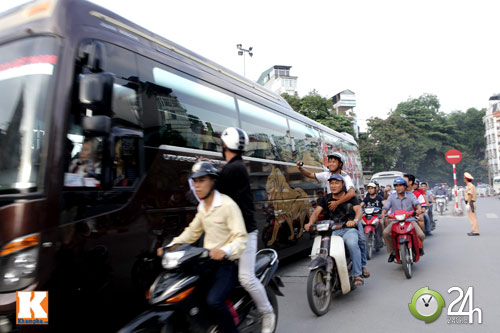 Fan Arsenal làm "náo loạn" hồ Gươm - 10