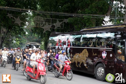 Fan Arsenal làm "náo loạn" hồ Gươm - 11