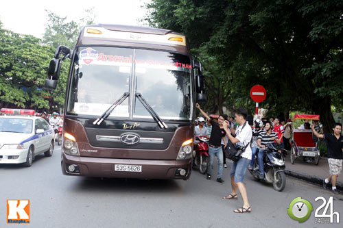Fan Arsenal làm "náo loạn" hồ Gươm - 4