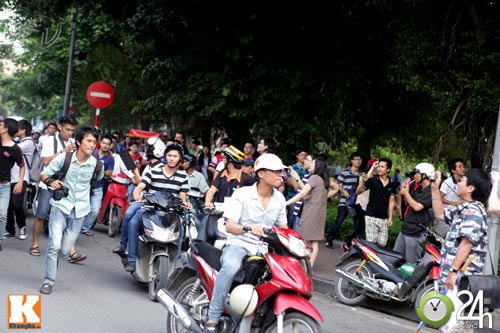 Fan Arsenal làm "náo loạn" hồ Gươm - 5