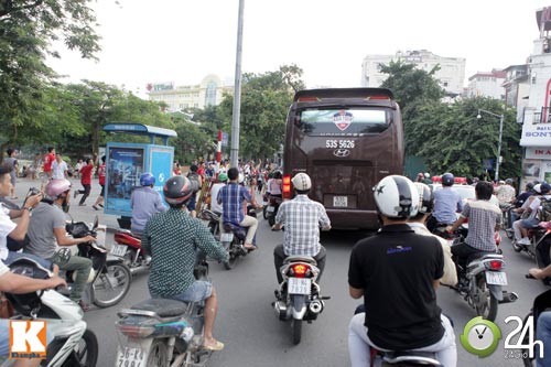 Fan Arsenal làm "náo loạn" hồ Gươm - 7