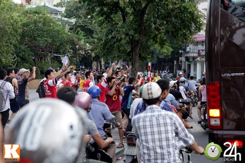 Fan Arsenal làm "náo loạn" hồ Gươm - 2