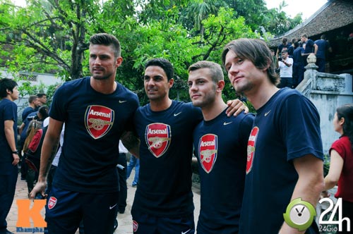 Fan Arsenal làm "náo loạn" hồ Gươm - 13