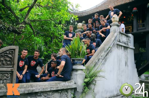 Fan Arsenal làm "náo loạn" hồ Gươm - 12