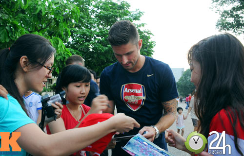 Fan Arsenal làm "náo loạn" hồ Gươm - 14