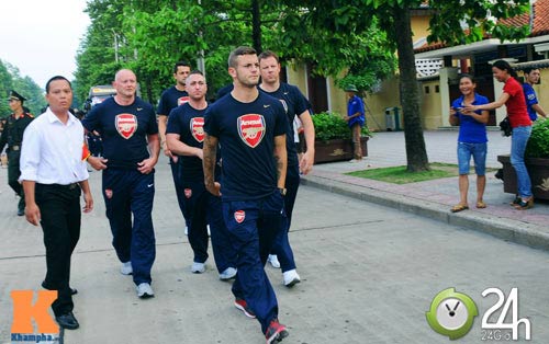 Fan Việt khiến Arsenal "thót tim" - 11