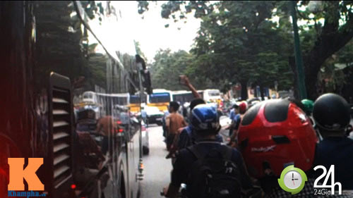 Fan Arsenal làm "náo loạn" hồ Gươm - 9