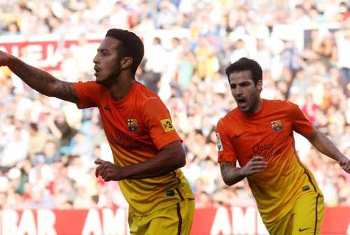 MU “chấm” Fabregas: Mũi tên trúng 2 đích - 1